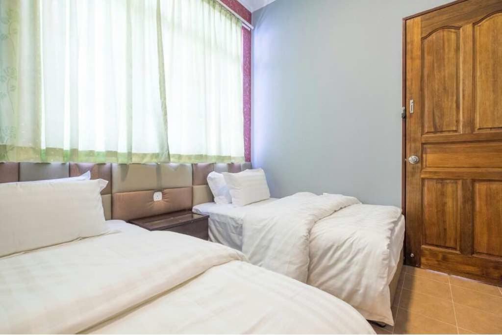 6, Persiaran Tanjung Bunga 3 Villa Batu Ferringhi Exterior photo